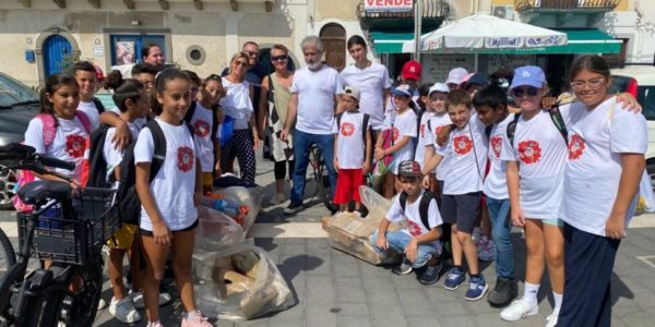 Lipari, gli allievi dell'istituto comprensivo puliscono la spiaggia di Marina Lunga