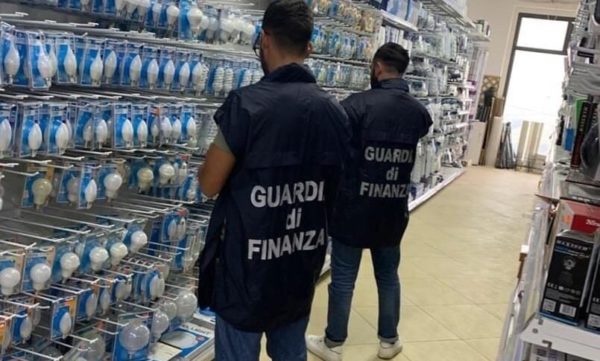 Maxi-sequestro di giocattoli e prodotti contraffatti a Caltanissetta