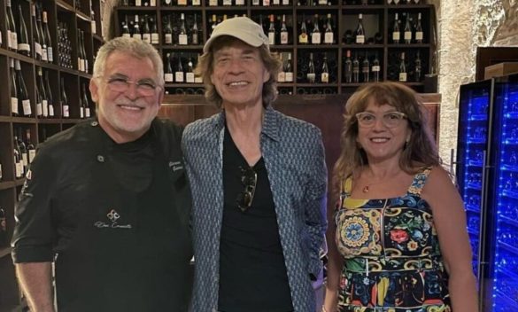 Mick Jagger a cena in un ristorante di Siracusa: «È un cliente e ricorda tutti i nostri piatti»