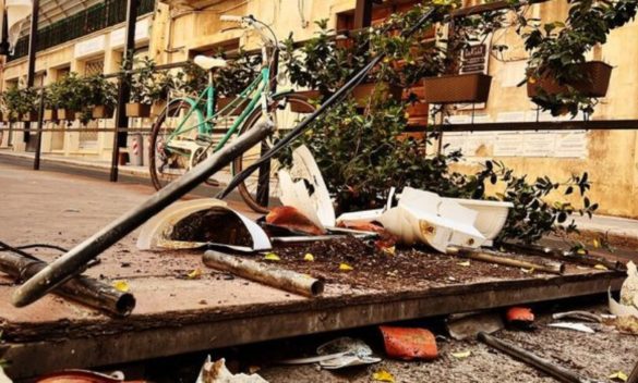 A Ragusa il dehor di una pizzeria distrutto dai vandali, il titolare: «Un danno per la città»
