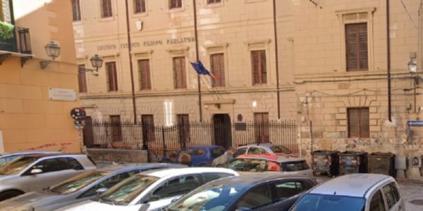 Palermo, cassonetti davanti alla scuola Parlatore: protesta di insegnanti e studenti