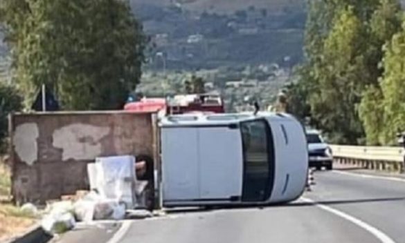 Incidente sulla Palermo-Agrigento, si ribalta furgone: un ferito e traffico rallentato