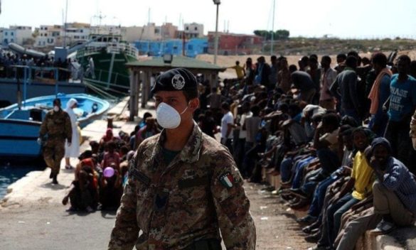 Migranti, arrivi senza sosta a Lampedusa: c'è la fila al molo per sbarcare