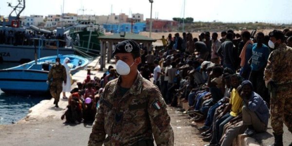 Migranti, arrivi senza sosta a Lampedusa: c'è la fila al molo per sbarcare