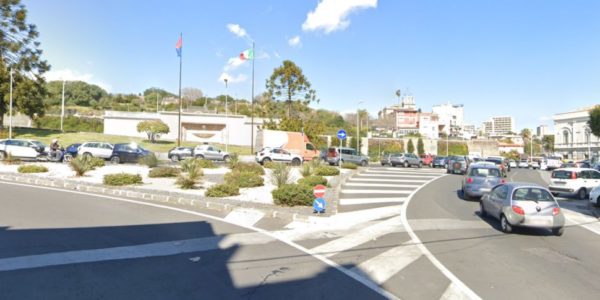 Picchiano un giovane motociclista e postano il video: scoperti, due denunce a Catania