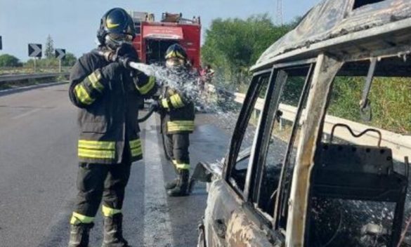 Auto in fiamme sull'autostrada Palermo-Mazara, riesce a salvarsi la settantenne alla guida