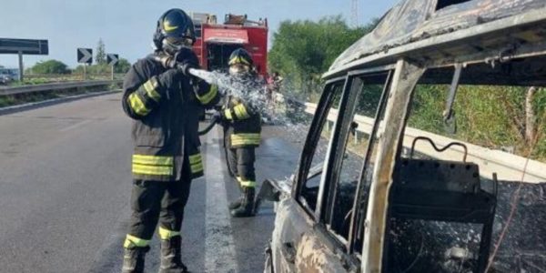 Auto in fiamme sull'autostrada Palermo-Mazara, riesce a salvarsi la settantenne alla guida