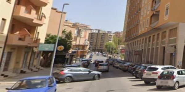 Agrigento, imbratta l'ingresso di un negozio e danneggia l'auto dei proprietari: poi finisce in ospedale