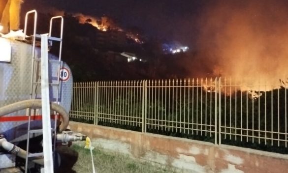 Case evacuate ad Alcamo per un incendio vicino alla Statale 187, un testimone: «Ho visto appiccare il rogo»