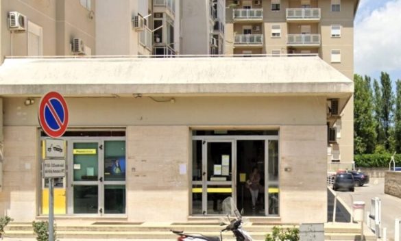 Palermo, due ladri fanno esplodere un altro sportello bancomat: è quello delle Poste di corso Calatafimi
