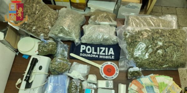 Sei chili di marijuana a casa, uno nel congelatore: arrestato a Catania