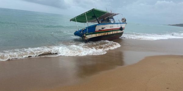 La barca dei migranti si capovolge: 5 morti sulla spiaggia di Marinella di Selinunte, 40 potrebbero essere dispersi in mare