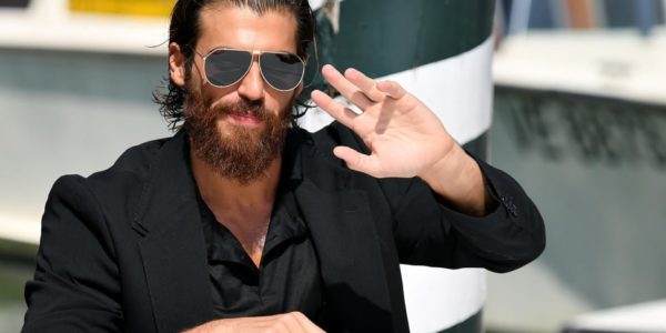 Can Yaman a Palermo getta via il cellulare di un fan, il video virale sui social