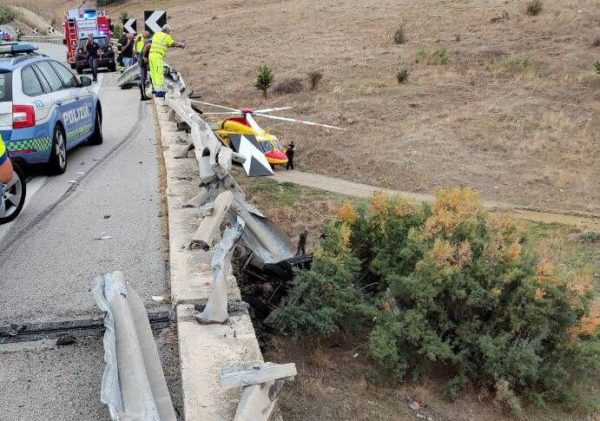 Veicolo commerciale vola dal viadotto Irosa, un morto e un ferito