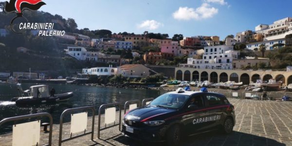 Ustica, anziano scivola in mare e batte la testa sugli scogli: salvato dai carabinieri