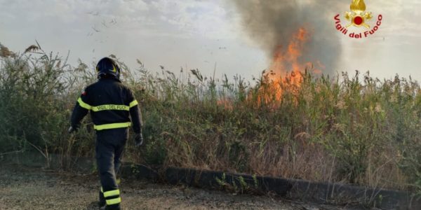 Incendi a Mirabella Imbaccari, Belpasso e Adrano