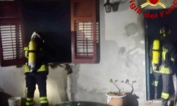 Misilmeri, incendio in un casolare disabitato lungo la Palermo-Agrigento