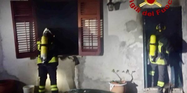 Misilmeri, incendio in un casolare disabitato lungo la Palermo-Agrigento