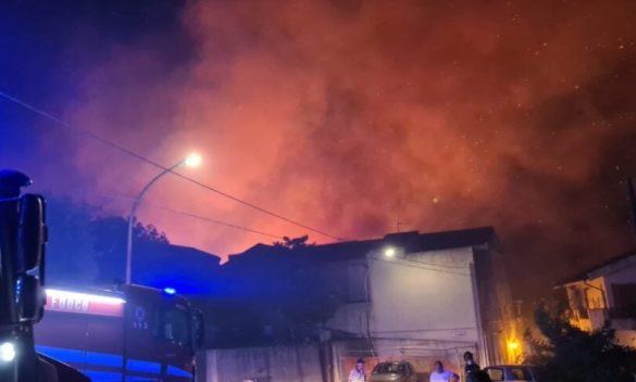 Inferno di fuoco a Villafranca Tirrena, autostrada chiusa: fiamme nel centro abitato