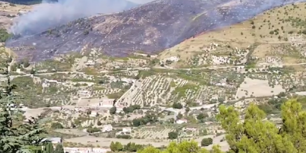 Santo Stefano di Quisquina, un vasto incendio mette in pericolo il teatro Andromeda