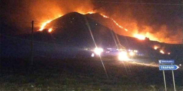 Ripartono gli incendi nelle province di Palermo e Trapani: il più vasto a Caccamo