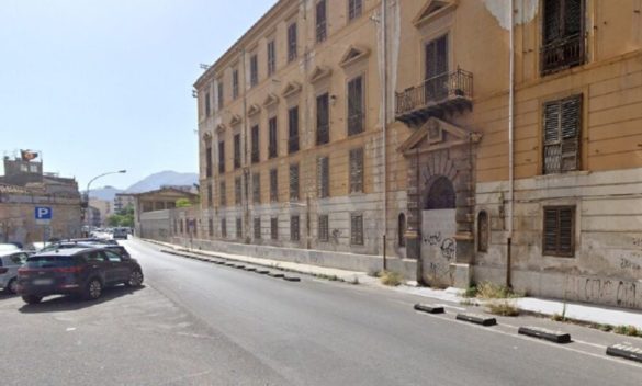 Palermo, i petardi fanno divampare un incendio nell'atrio di un ex convento