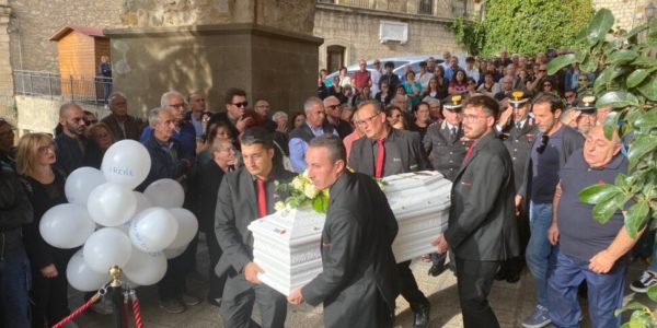 Gangi commossa si unisce al dolore della famiglia del piccolo Leonida: le foto del funerale