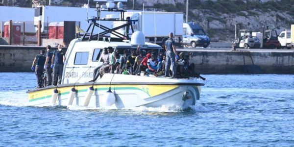 Lampedusa, soccorsi altri quattro barconi con a bordo 208 migranti