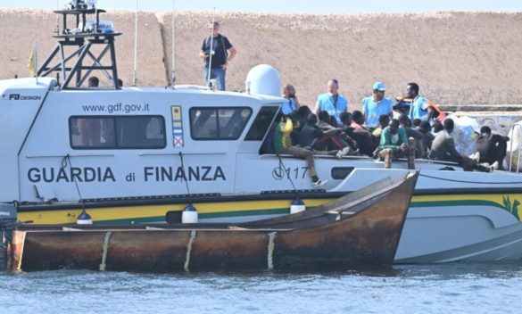Maxi sbarco a Lampedusa: arriva un peschereccio di 25 metri con 347 migranti a bordo