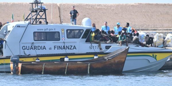 Maxi sbarco a Lampedusa: arriva un peschereccio di 25 metri con 347 migranti a bordo