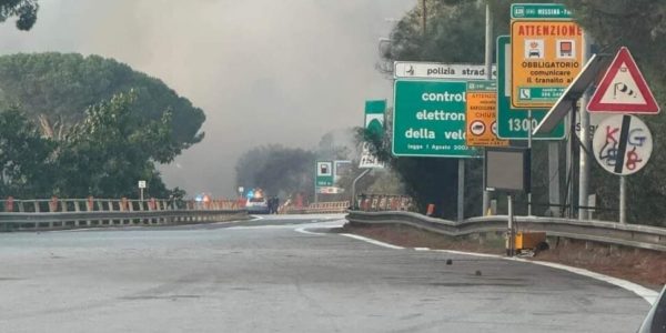 Grosso incendio tra Villafranca Tirrena e Milazzo: chiuse l'autostrada e le scuole