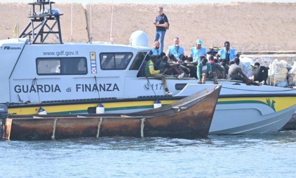 Maxi sbarco a Lampedusa: 245 migranti soccorsi dalla guardia di finanza e da Frontex