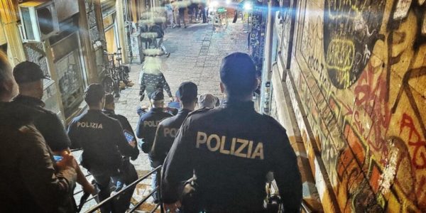 Palermo, controlli sulla movida nel centro storico: a un locale della Vucciria sequestrate 266 bottiglie