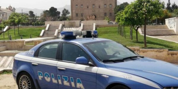 Palermo, vedono i poliziotti e fuggono: inseguiti e arrestati