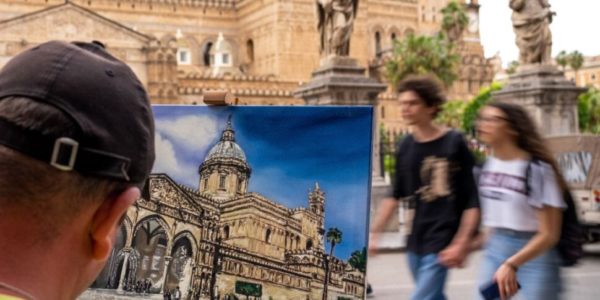 Palermo, nuova mostra di Tommaso Chiappa al Grand Hotel Piazza Borsa: «Un inno alla vita reale»