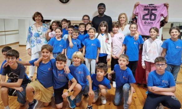 Scuola e inclusione: alunni di Palermo incontrano 2 migranti del Gambia, tra loro il rosanero Marong