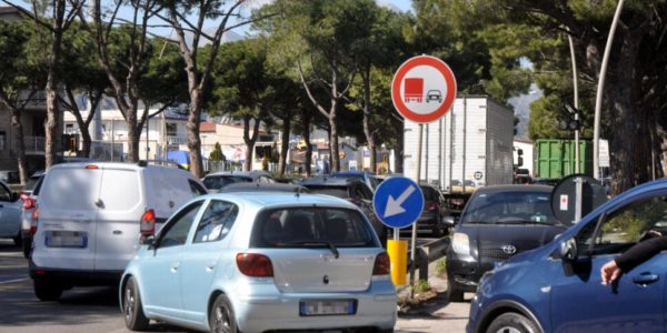 Palermo prigioniera del traffico tra lavori e incidenti: da viale Regione a via Crispi auto in trappola