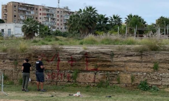 Palermo, mura imbrattate con vernice rossa al Castello a mare: parte l'intervento di pulizia