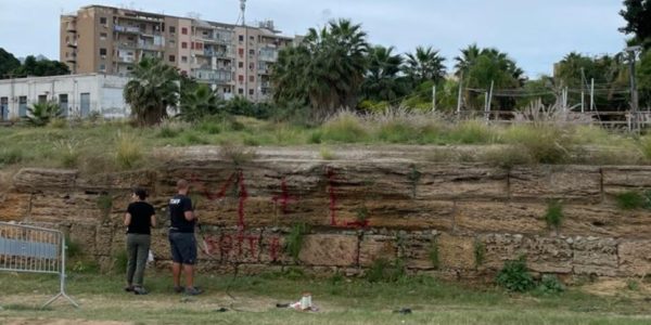 Palermo, mura imbrattate con vernice rossa al Castello a mare: parte l'intervento di pulizia