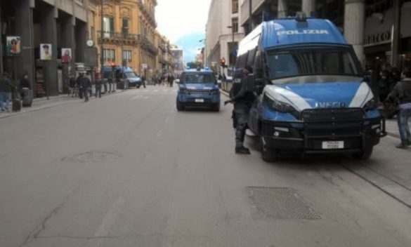 Palermo, entrano in un negozio e minacciano una dipendente: la polizia li blocca