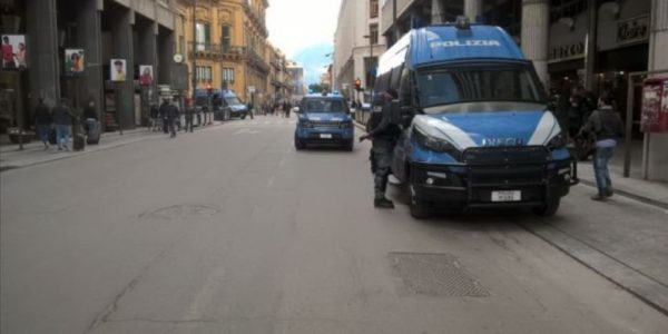 Palermo, entrano in un negozio e minacciano una dipendente: la polizia li blocca