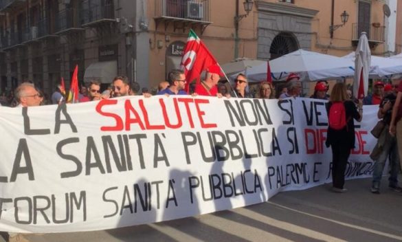 Sanità pubblica siciliana al collasso, protesta a Palermo: «La salute non si vende»