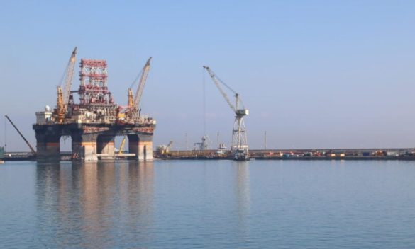 Palermo, l'impianto di perforazione della Saipem Scarabeo 9 è entrato al cantiere navale