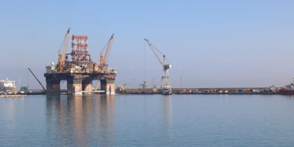 Palermo, l'impianto di perforazione della Saipem Scarabeo 9 è entrato al cantiere navale