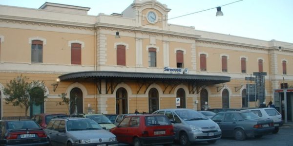 Siracusa, vuole partire col treno anche senza biglietto e si scaglia sui poliziotti: bloccato col taser