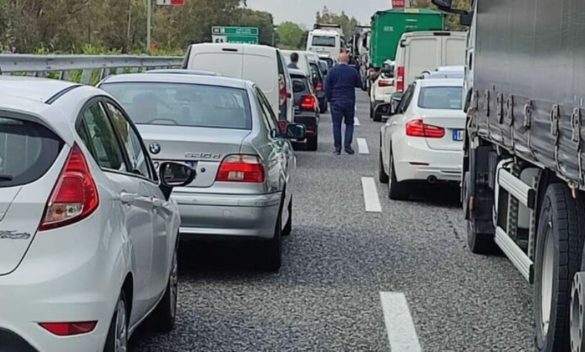 Incidente sull'autostrada Messina-Catania tra un carro funebre e un furgone: traffico paralizzato