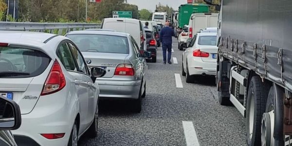 Incidente sull'autostrada Messina-Catania tra un carro funebre e un furgone: traffico paralizzato