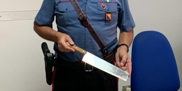 Valderice, aizza il pitbull contro i carabinieri e tenta di colpirli con un grosso coltello da cucina: arrestato