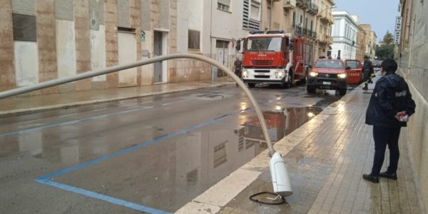 Maltempo a Trapani, crolla un palo dell'illuminazione in centro