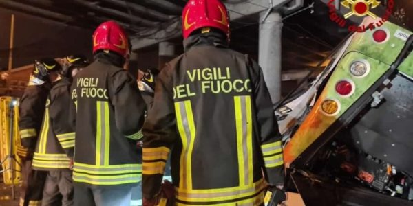 Fa benzina a Palermo e l'auto va a fuoco, intervengono i pompieri e l'uomo è salvo